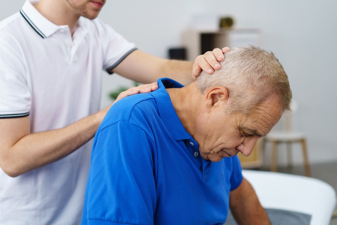Ginnastica terapeutica sotto la supervisione di un istruttore per l'osteocondrosi cervicale